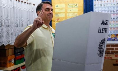 Flávio Bolsonaro gana primera vuelta en elecciones presidenciales de Brasil