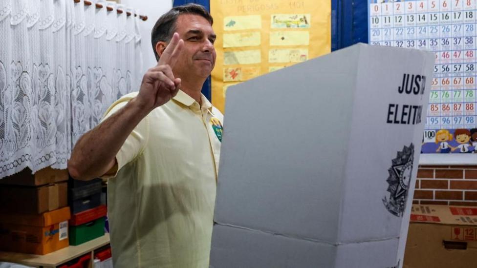 Flávio Bolsonaro gana primera vuelta en elecciones presidenciales de Brasil