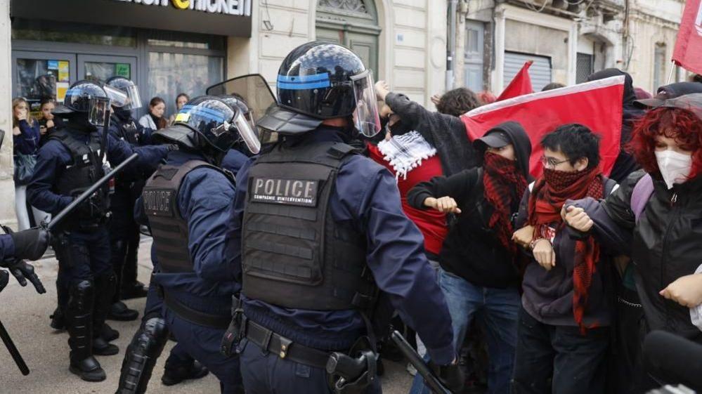 Policía antidisturbios se enfrenta a estudiantes en protestas educativas en Francia