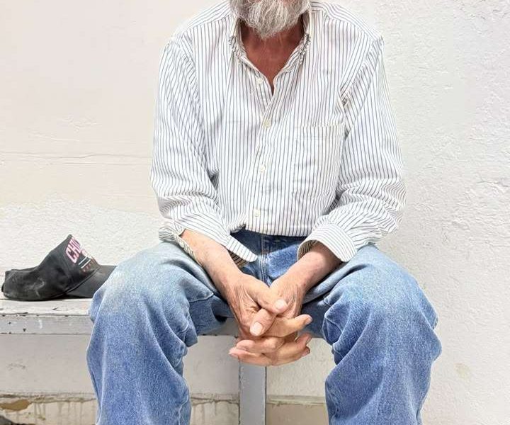 Piden ayuda para localizar a familia de hombre extraviado