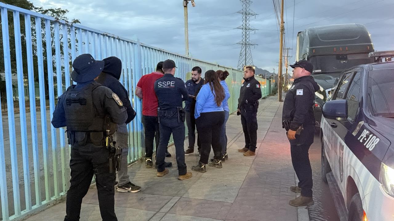 Aseguran tractocamiones con mercancía irregular en Ciudad Juárez