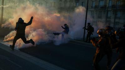 Conflictos entre policías y manifestantes en París por costo de vida