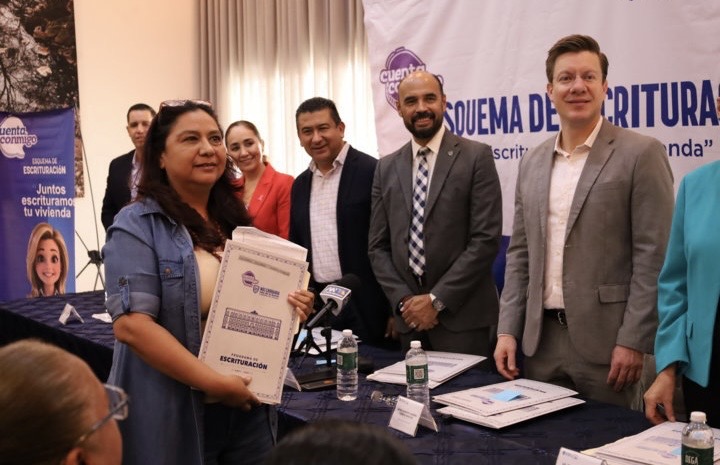 Coesvi entrega 54 escrituras de vivienda en Chihuahua