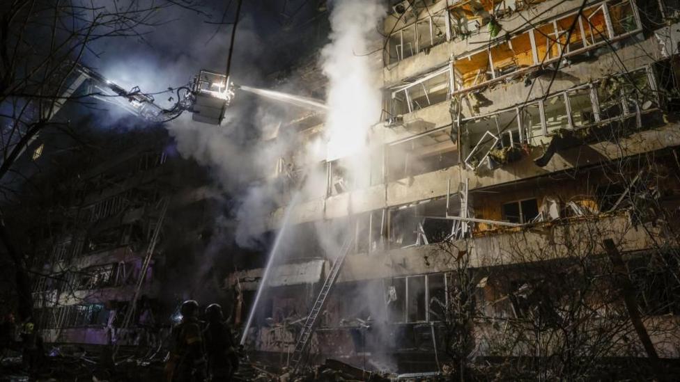 Ataques rusos dejan a 600,000 sin electricidad en Ucrania, afirma Zelensky