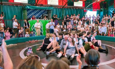 Mujeres reciben pantalones cortos en Oktoberfest para prevenir upskirting
