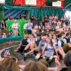 Mujeres reciben pantalones cortos en Oktoberfest para prevenir upskirting