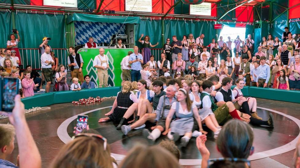 Mujeres reciben pantalones cortos en Oktoberfest para prevenir upskirting