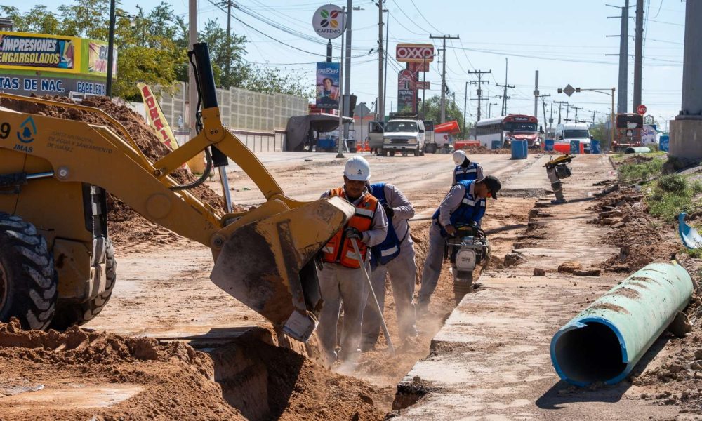 Avanza reubicación de drenaje en la calle Yepómera