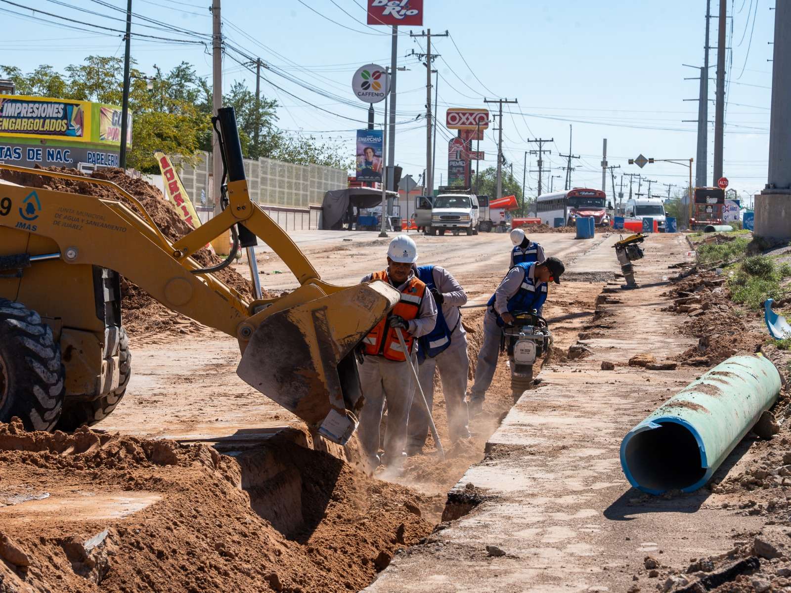 Avanza reubicación de drenaje en la calle Yepómera