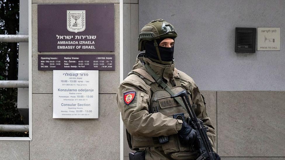 Joven serbio muerto tras ataque a oficial frente a embajada israelí