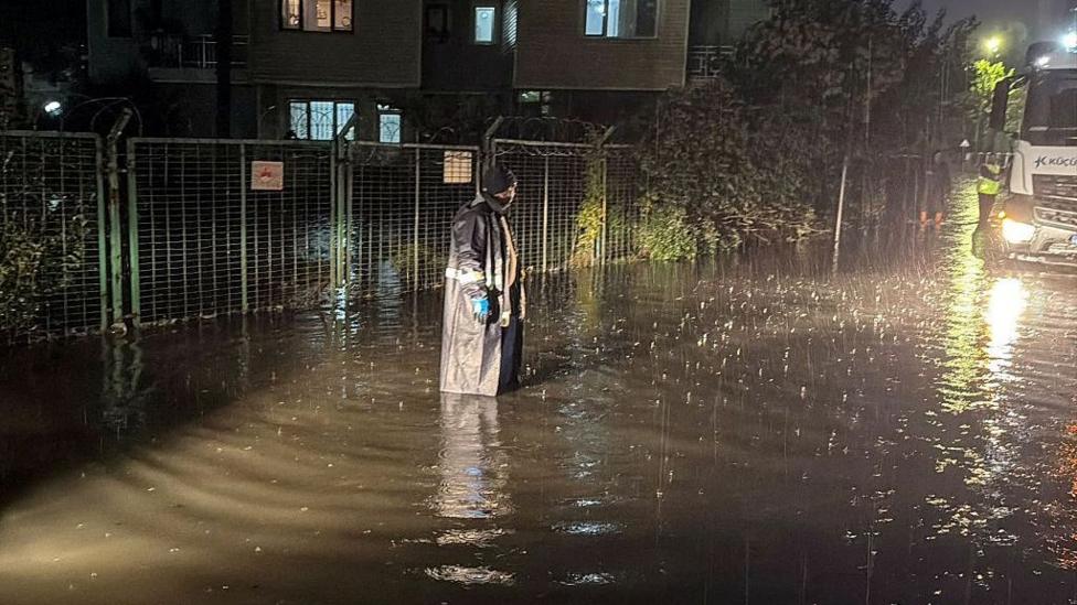 Inundaciones en Estambul dejan dos muertos tras lluvias récord
