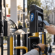Gobiernos buscan digitalizar pagos en parquímetros y transporte público