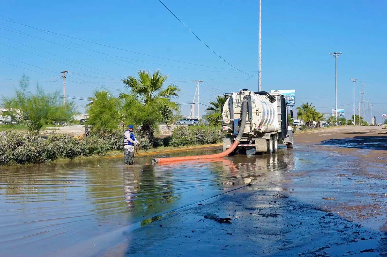 Retiran más de 5 millones de litros de agua del puente Centauro 