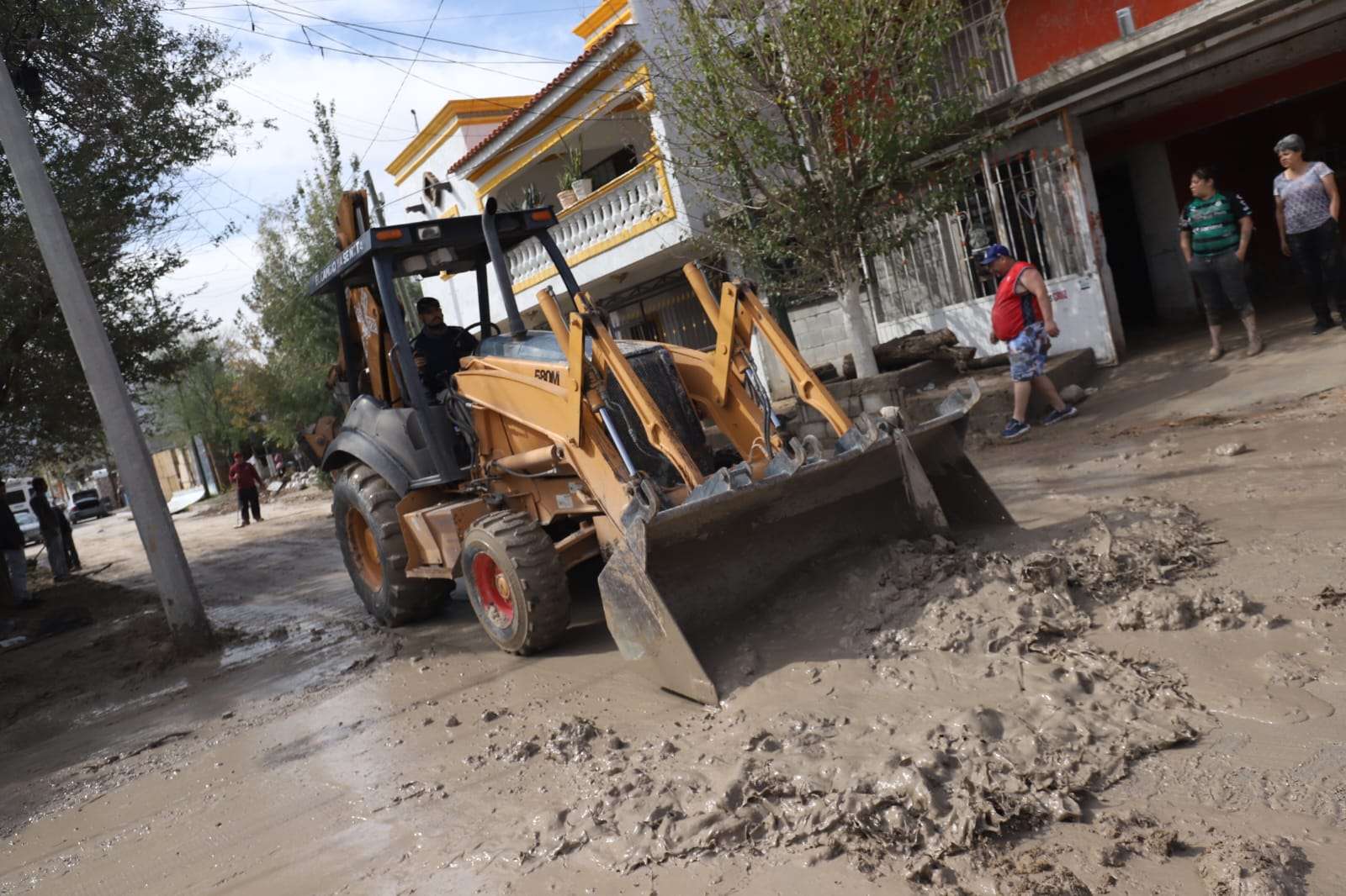 Retiran basura y tierra de arrastre en el poniente tras las lluvias