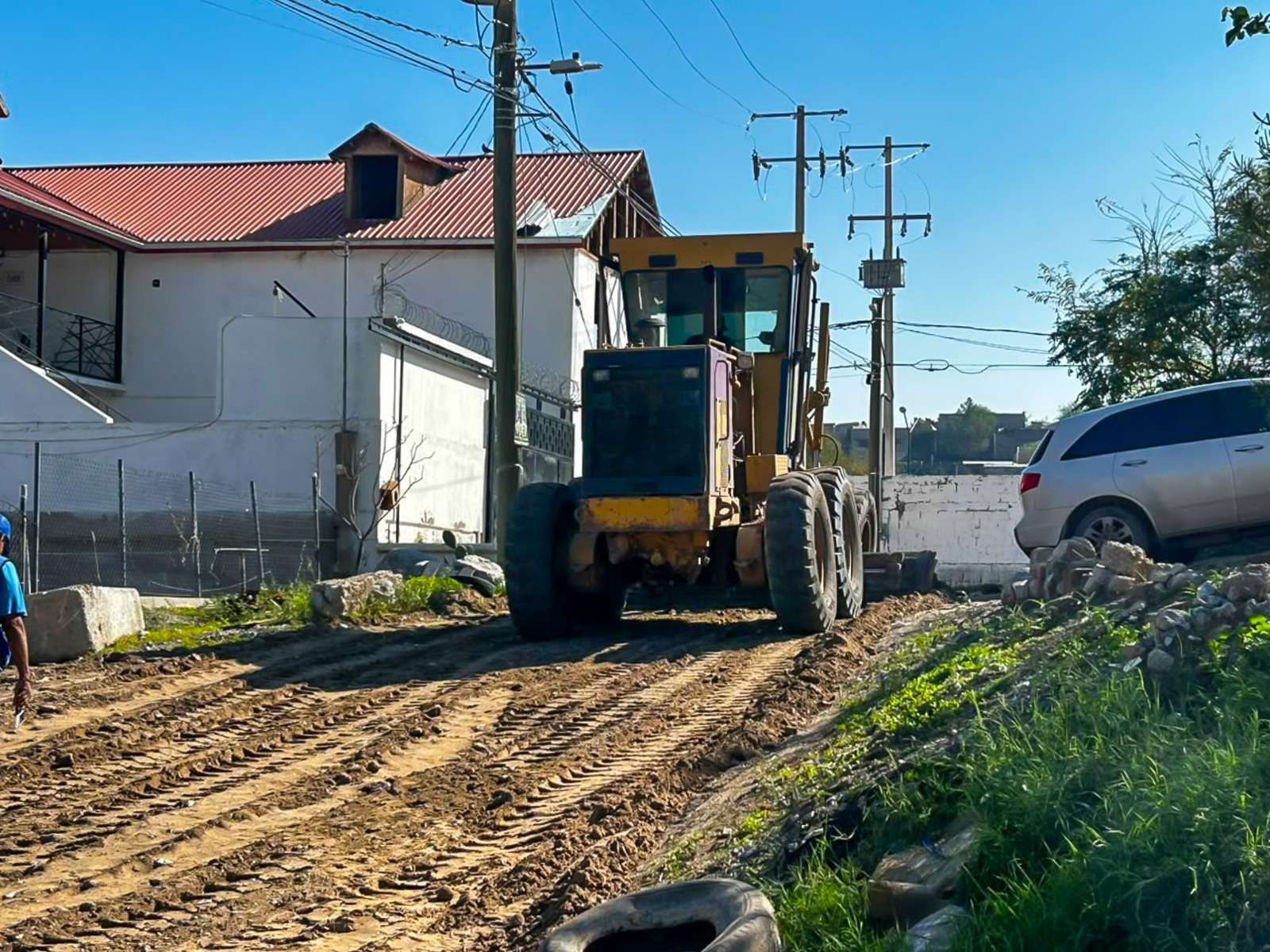 Rehabilitan calles dañadas por las lluvias en Francisco Sarabia