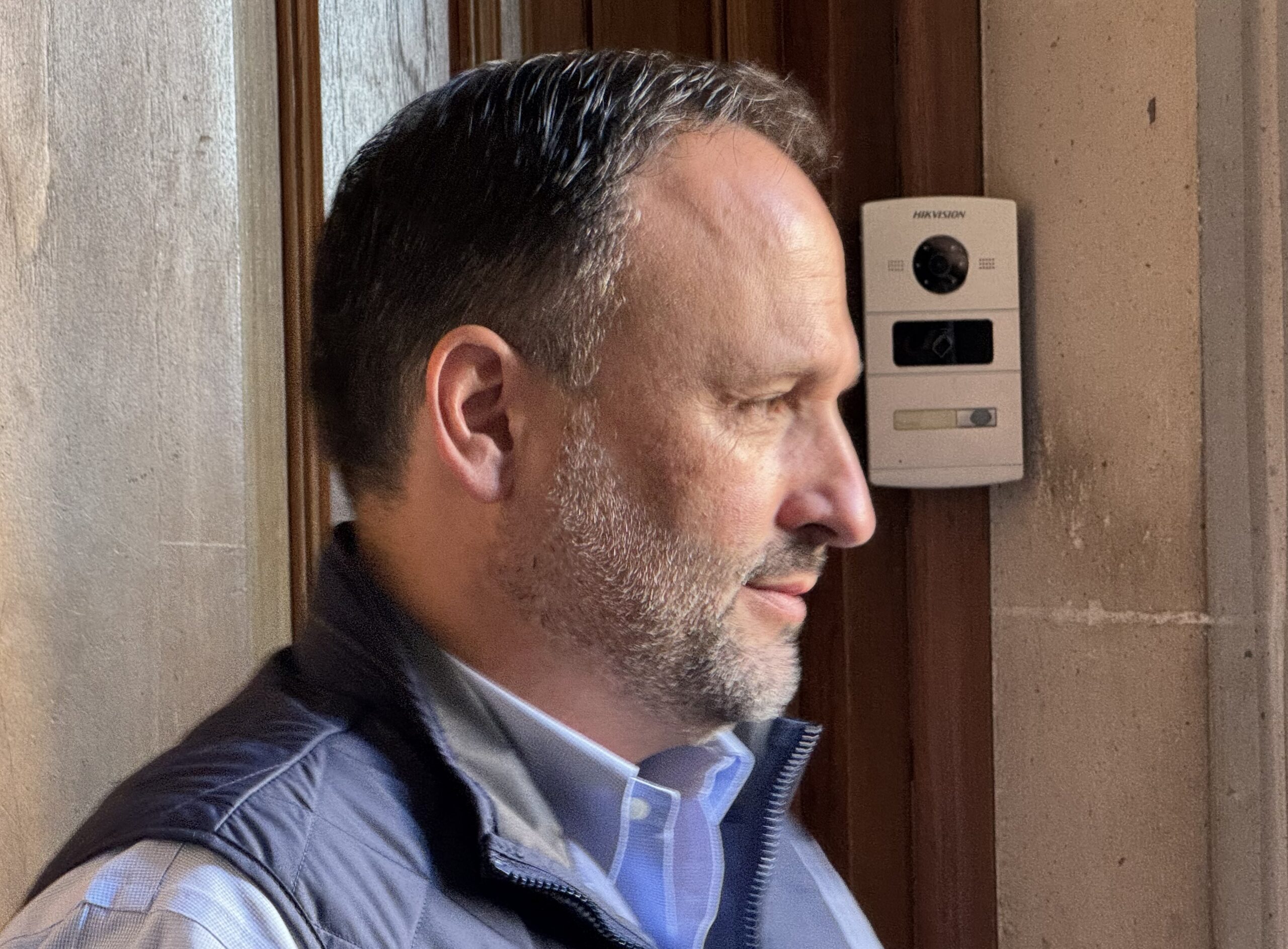 Santiago de la Peña critica la ley antimemes por afectar la libertad de expresión