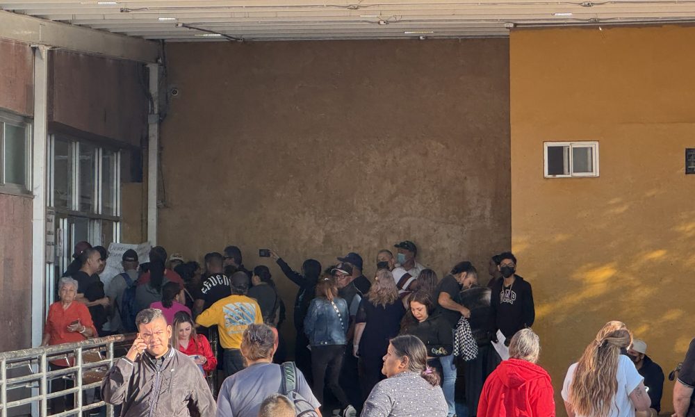Trabajadores del IMSS en Chihuahua realizan paro por aumento salarial