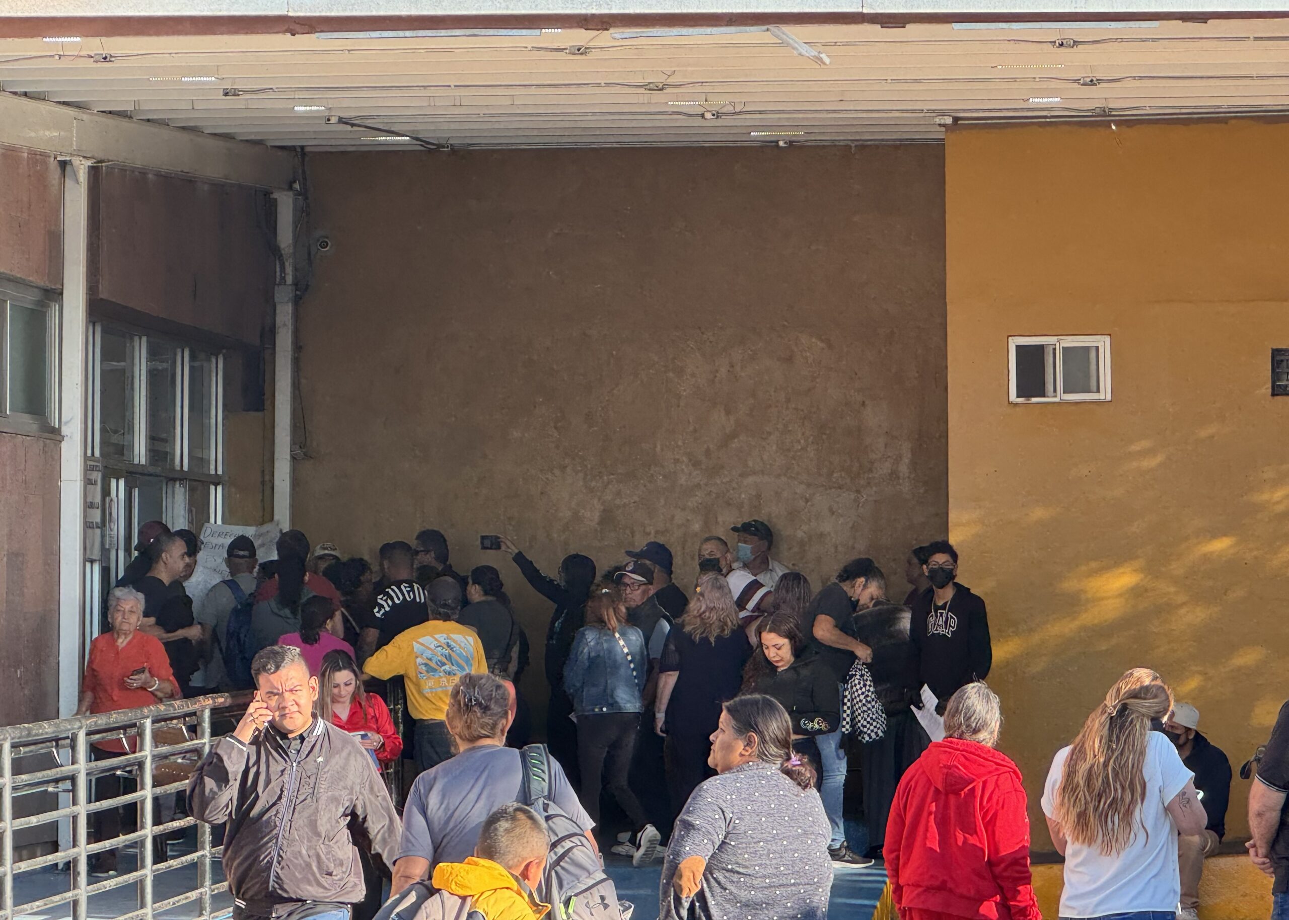 Trabajadores del IMSS en Chihuahua realizan paro por aumento salarial