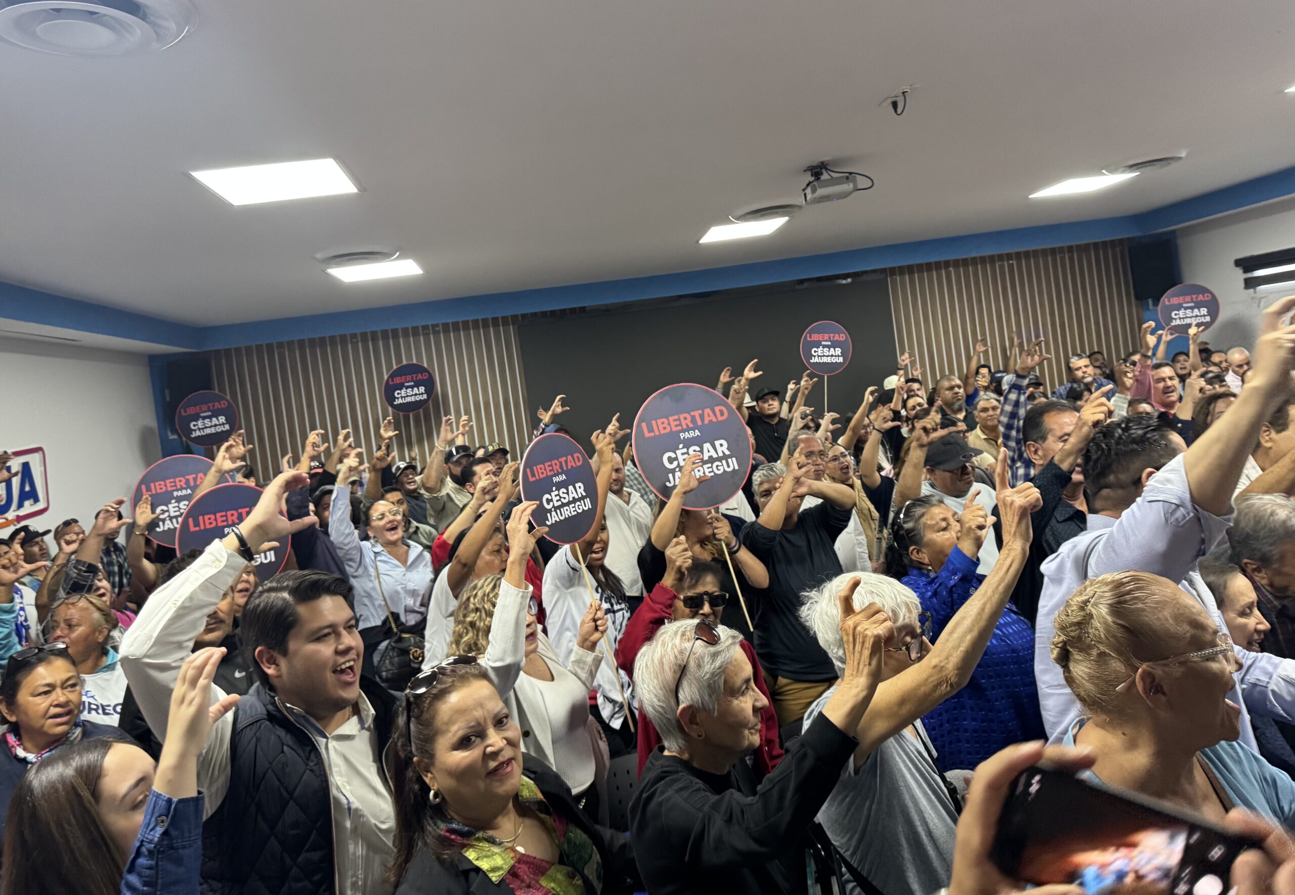 Militantes del PAN piden juicio justo para César Jáuregui
