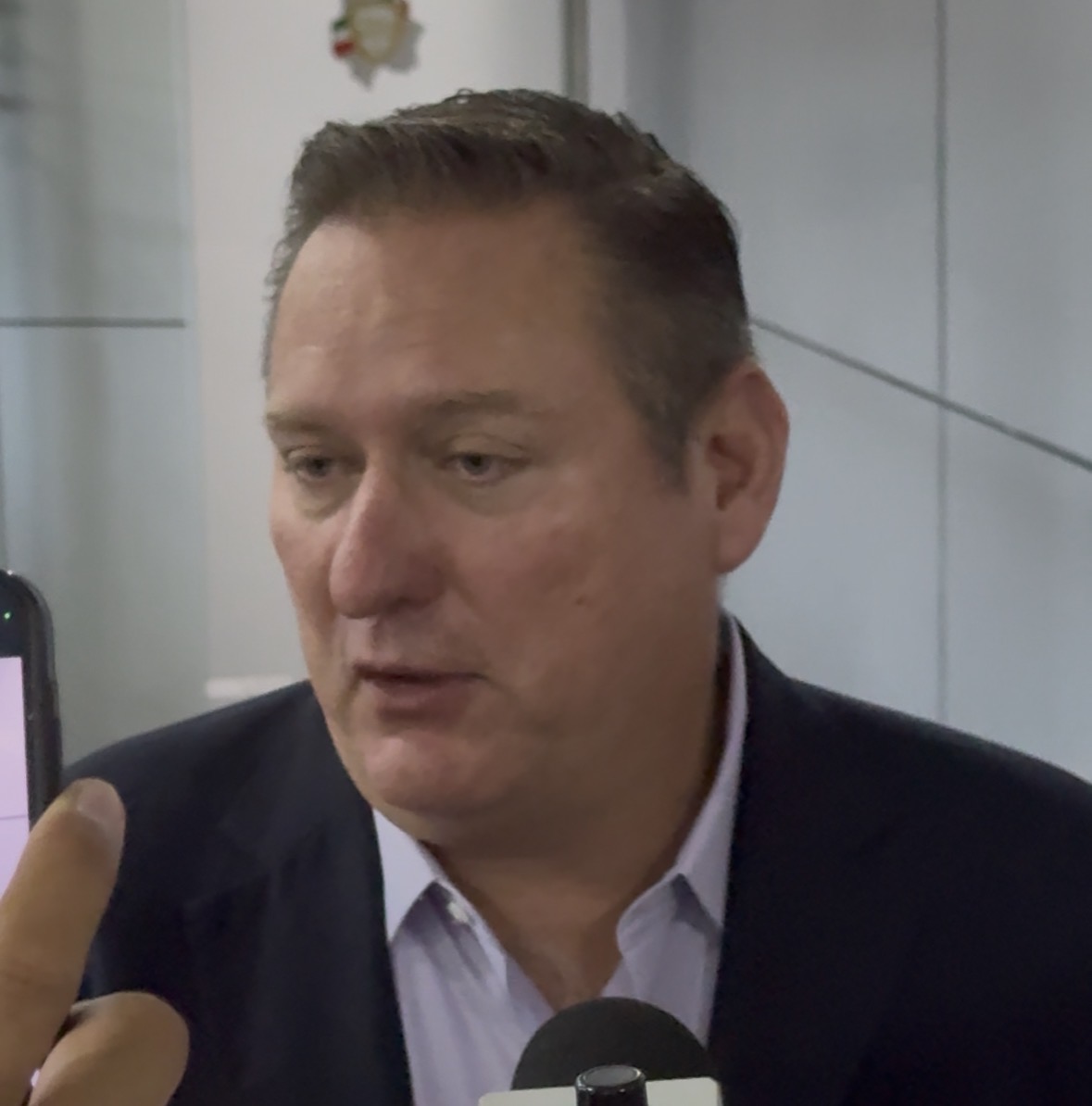 Carlos Olson defiende su postura ante acusaciones de transfobia