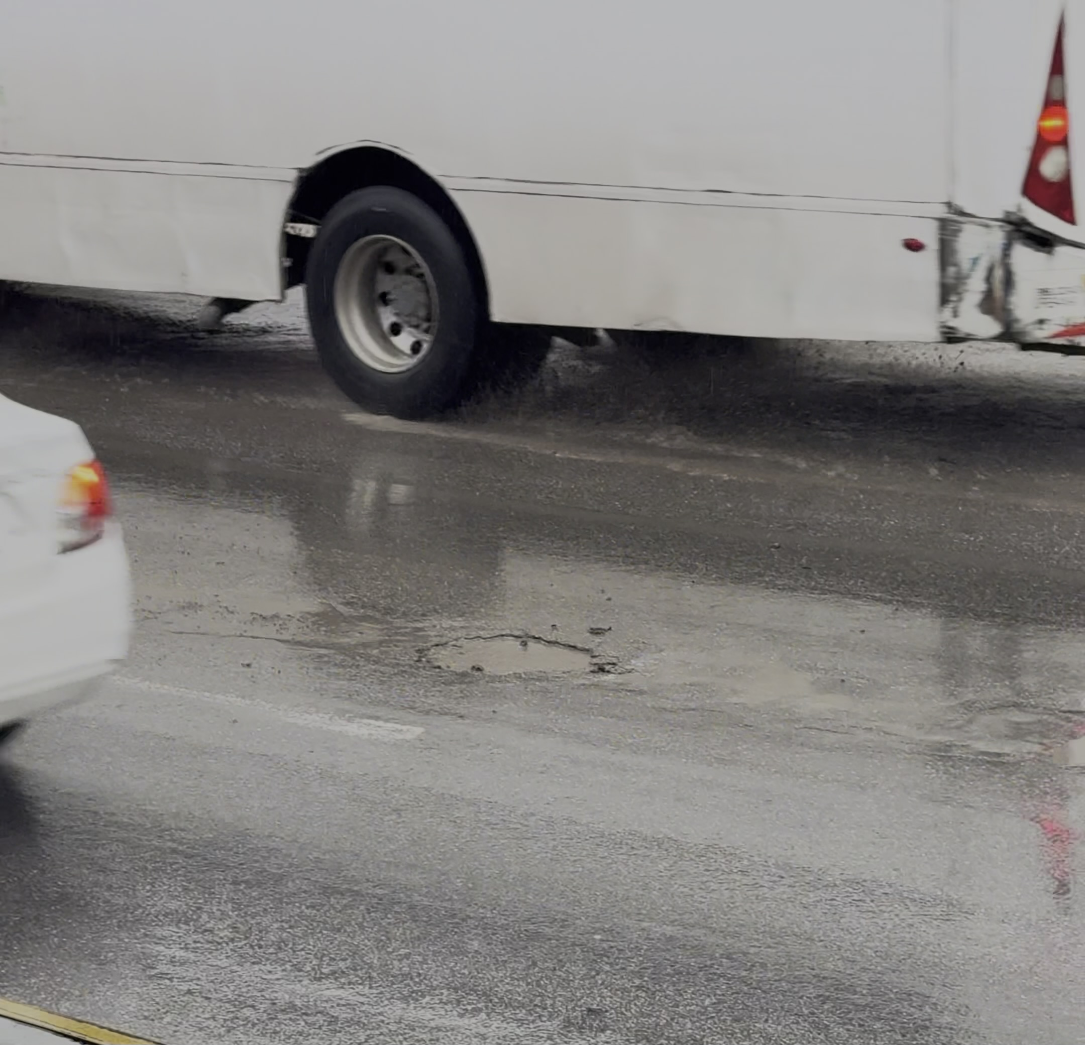 Baches en avenida Tecnológico representan un riesgo para automovilistas