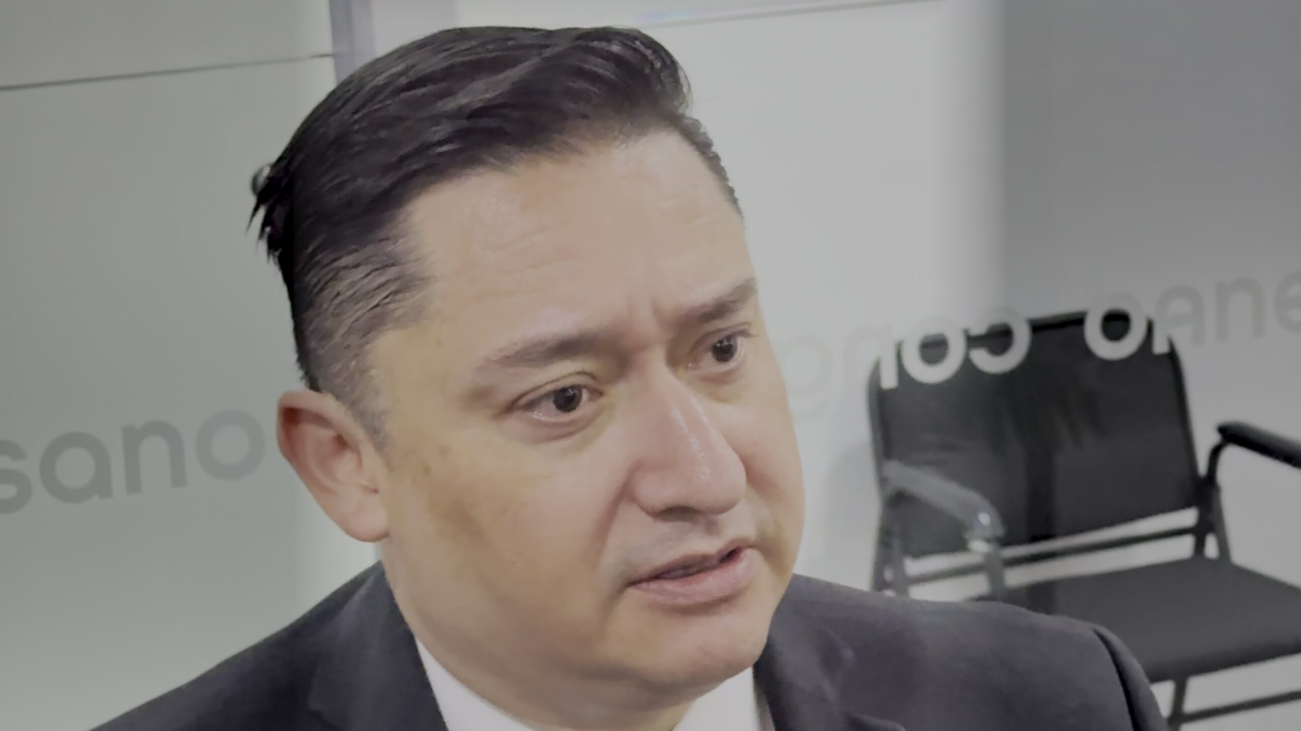 Alfredo Chávez defiende candidatura de exfiscal César J