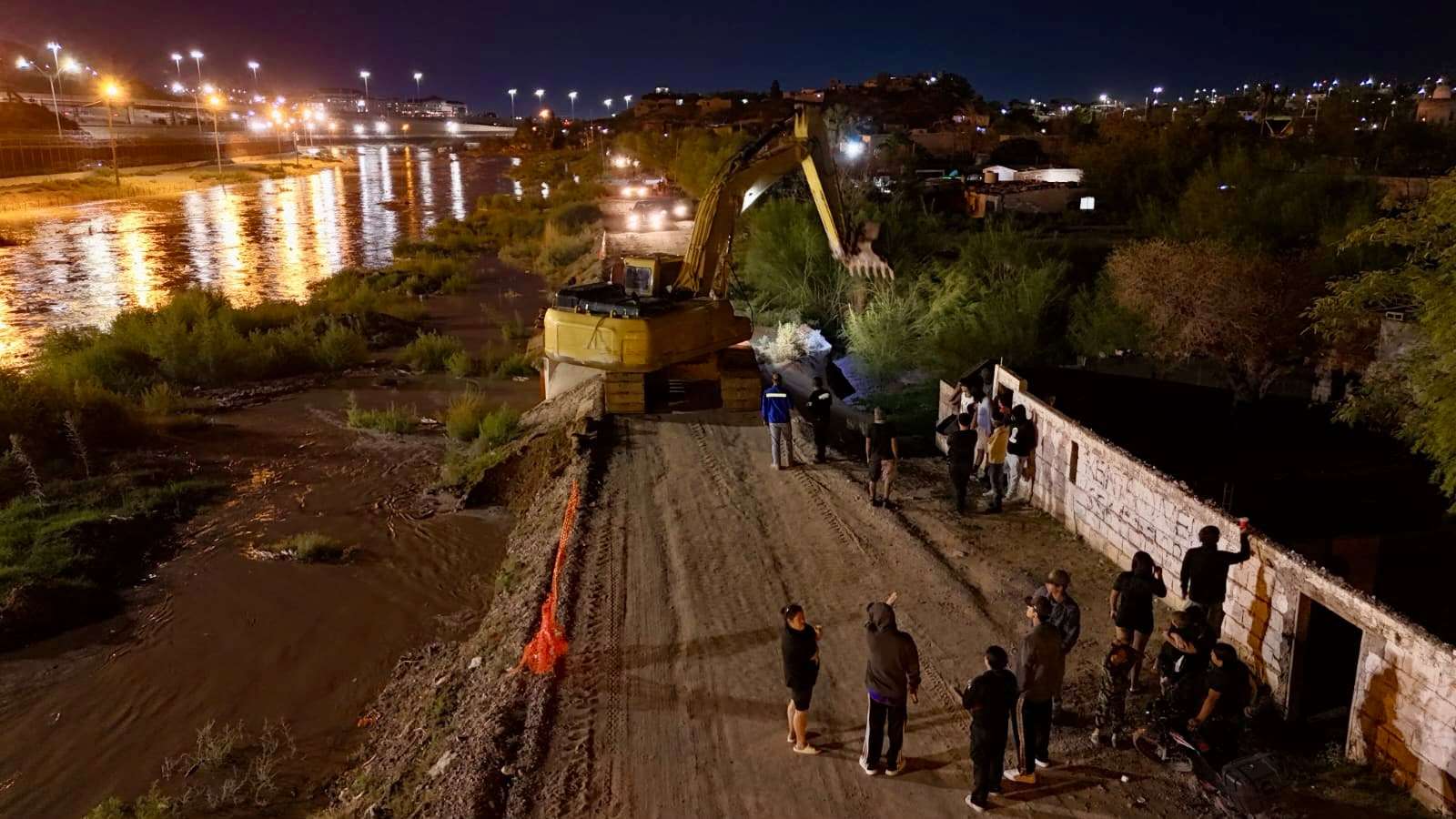 Cierran vialidades por crecida del Río Bravo