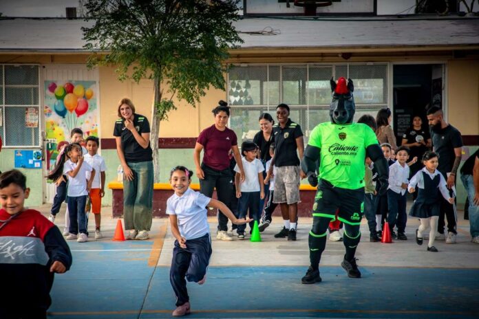 Llevan Bravos deporte y convivencia a niñas y niños de primaria