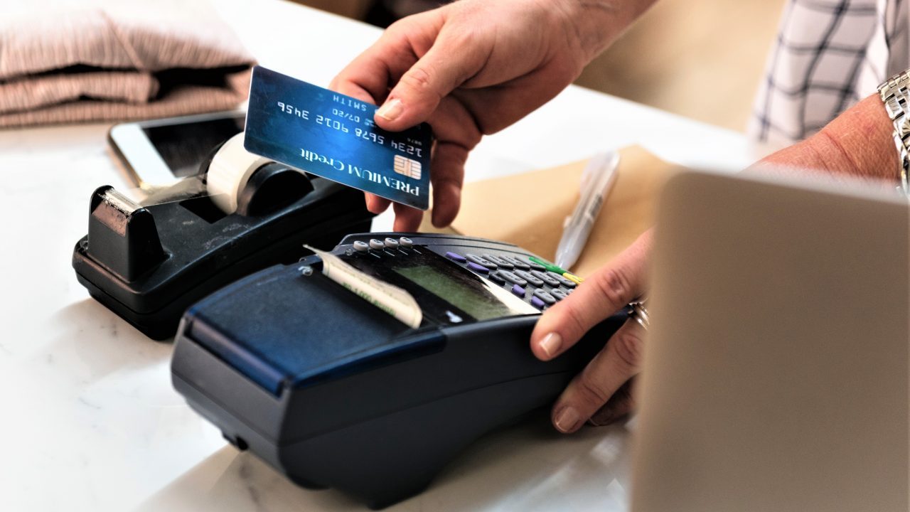 Comercio solicita reducción de comisiones bancarias tras nueva ley