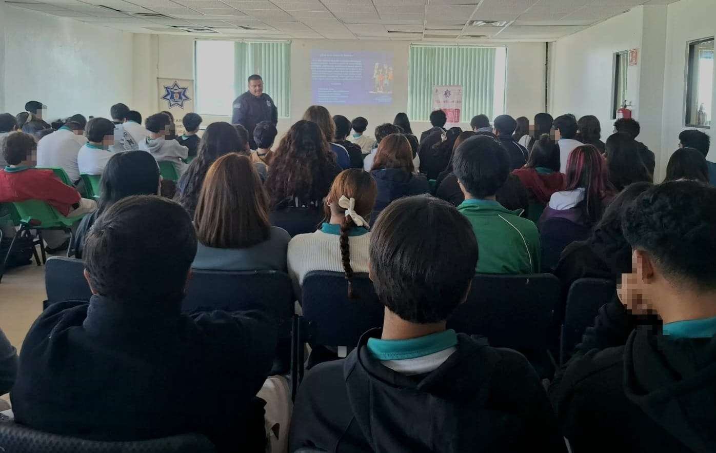 Capacitan a estudiantes sobre prevención de violencia familiar