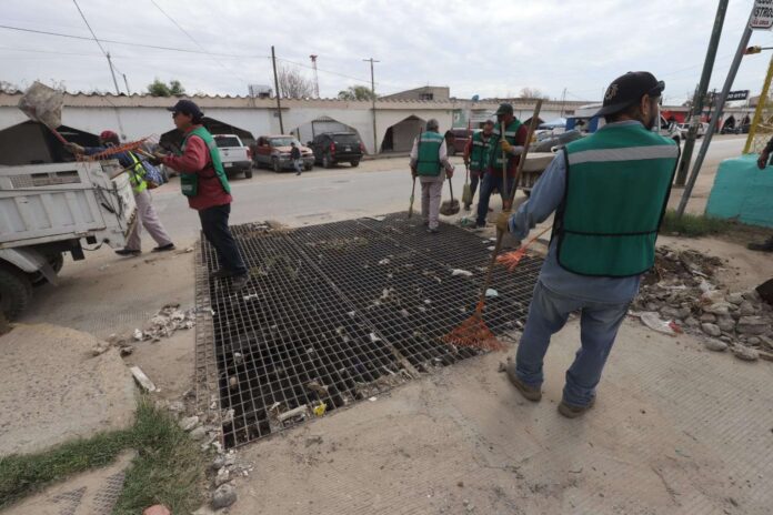 Refuerzan limpieza de alcantarillas ante pronóstico de lluvias