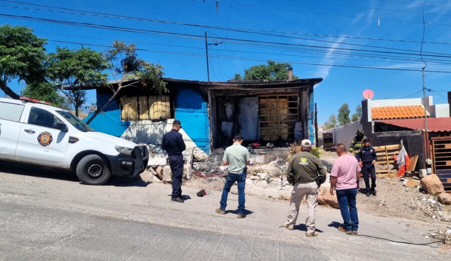 Gobierno Municipal realiza demoliciones y limpieza en predios de riesgo