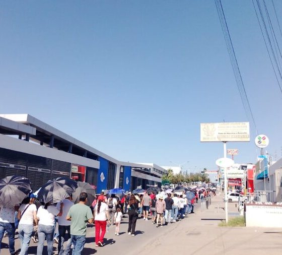 Trabajadores del IMSS protestan por falta de insumos y saturación en hospitales
