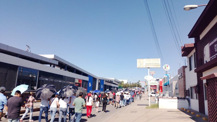 Trabajadores del IMSS protestan por falta de insumos y saturación en hospitales