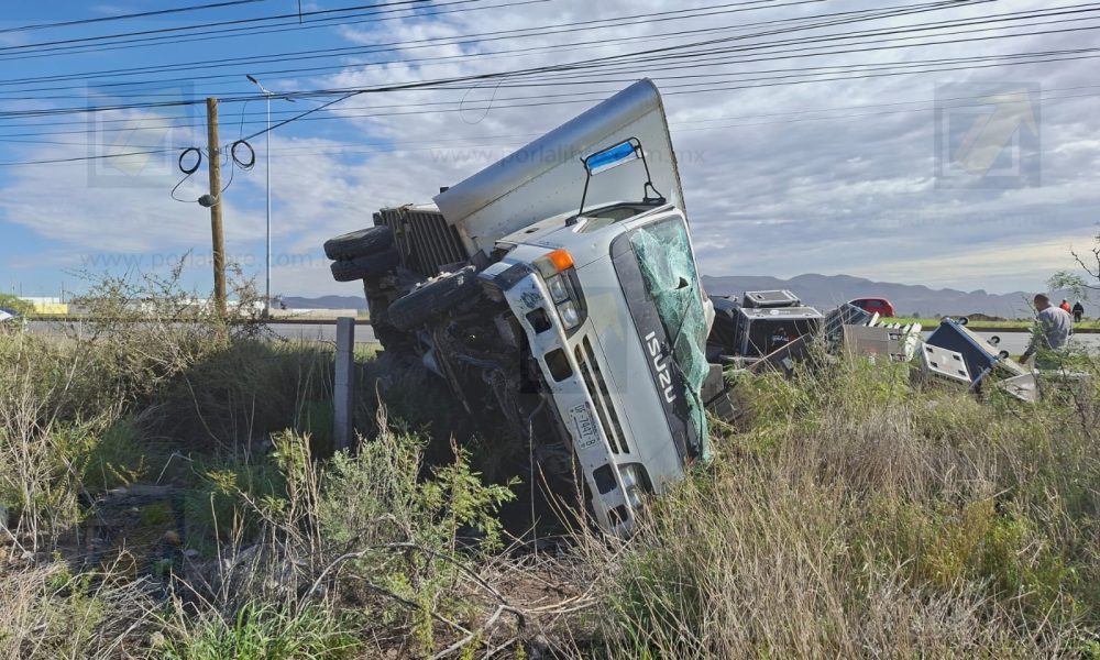 Vuelca camión cargado con equipo de audio para eventos en la carretera Chihuahua-Juárez