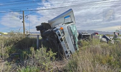 Vuelca camión cargado con equipo de audio para eventos en la carretera Chihuahua-Juárez