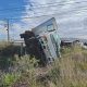 Vuelca camión cargado con equipo de audio para eventos en la carretera Chihuahua-Juárez