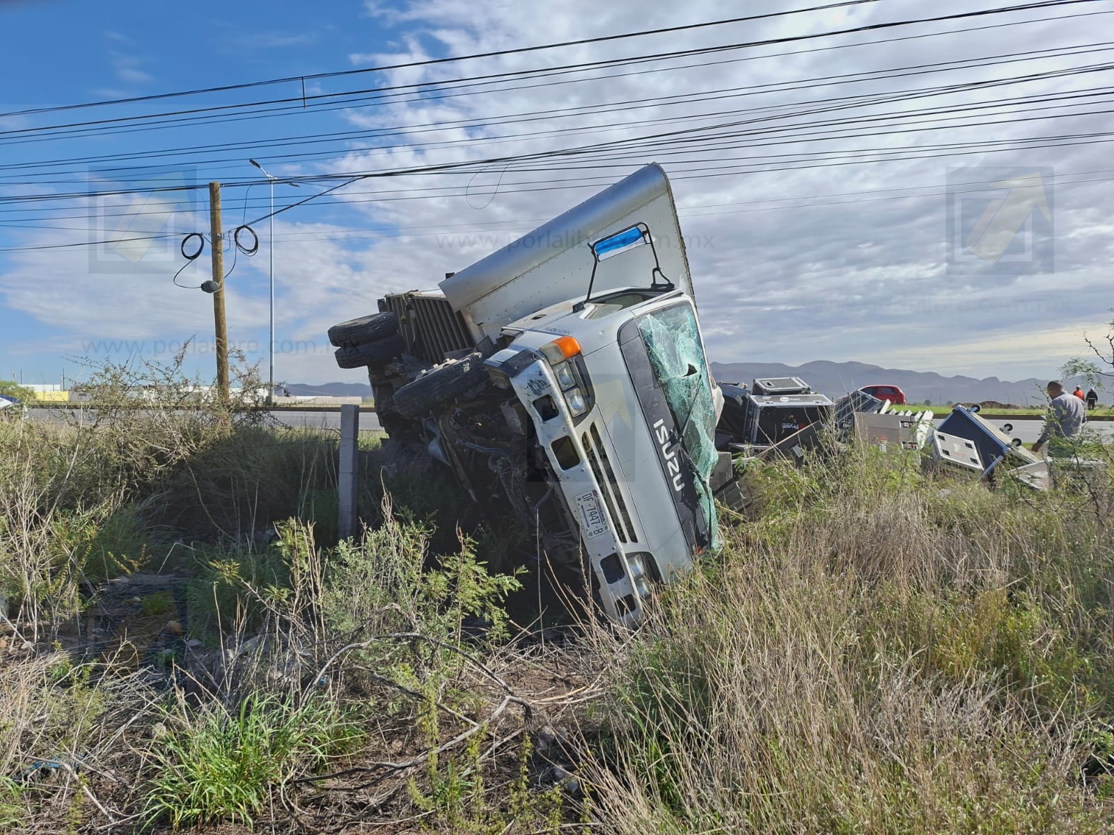 Vuelca camión cargado con equipo de audio para eventos en la carretera Chihuahua-Juárez