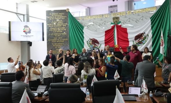 Toma morena la tribuna del Congreso ante negativa de la Mesa Directiva a darles la palabra