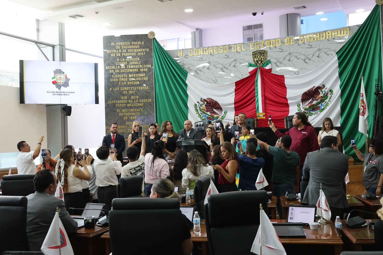 Toma morena la tribuna del Congreso ante negativa de la Mesa Directiva a darles la palabra