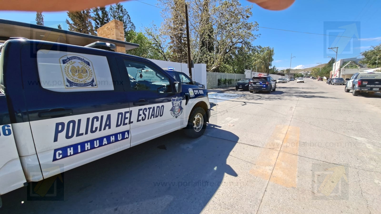 Movilizan a policías por reporte de presunta arma de fuego en secundaria de Villa Juárez