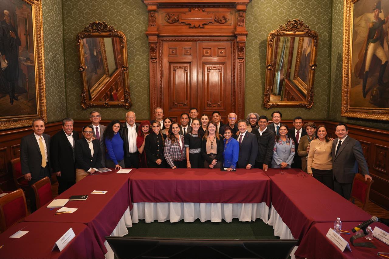 Sheinbaum revisa avances del IMSS-Bienestar con gobernadores en Palacio Nacional