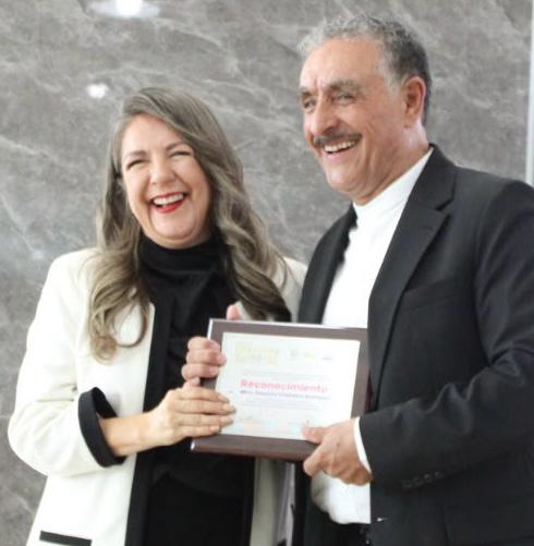 Obtiene Faustino “Tito” Villalobos la Medalla al Mérito Cultural “Víctor Hugo Rascón Banda”
