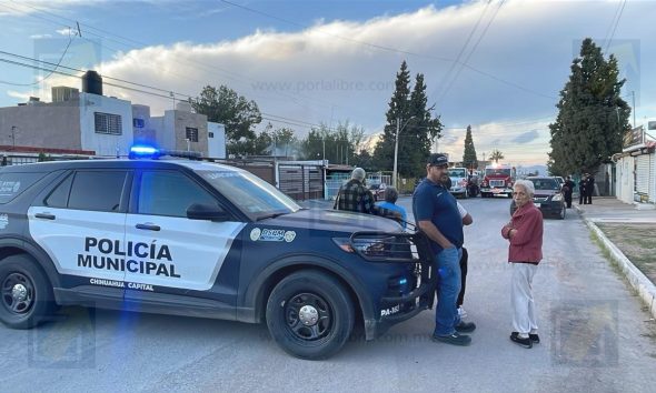 Incendio consume patio de vivienda en Villa Juárez; evacúan a adulto mayor