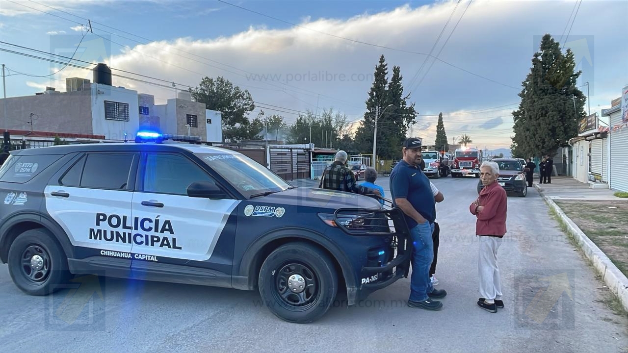 Incendio consume patio de vivienda en Villa Juárez; evacúan a adulto mayor