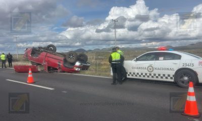 Vuelca pickup con placas de Illinois en la carretera a Juárez; ocupantes abandonan el lugar