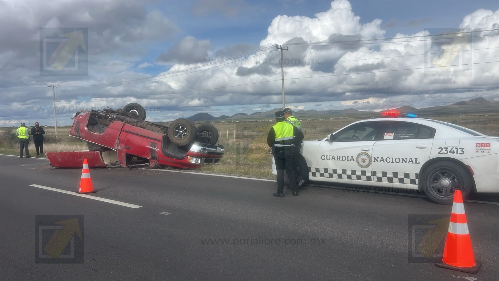 Vuelca pickup con placas de Illinois en la carretera a Juárez; ocupantes abandonan el lugar