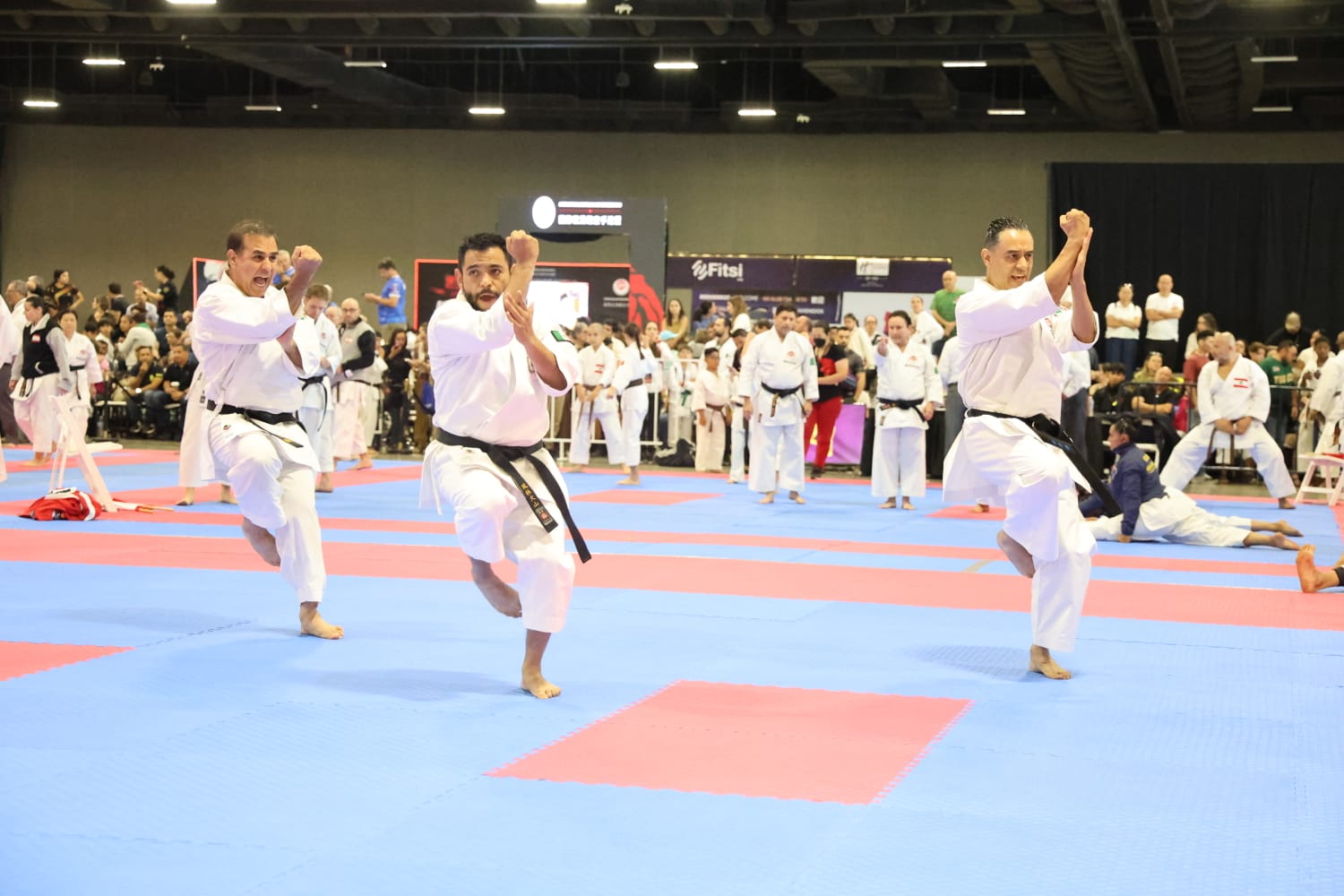 Dojo Okazaki conquista título mundial y suma medallas en torneo de karate Shotokan