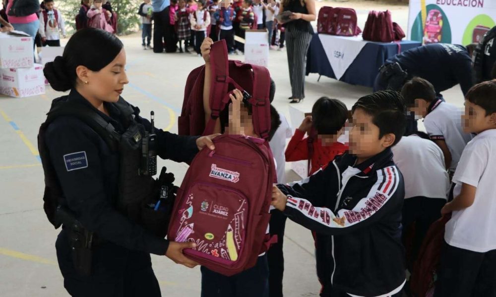 Reparten miles de mochilas en escuelas primarias