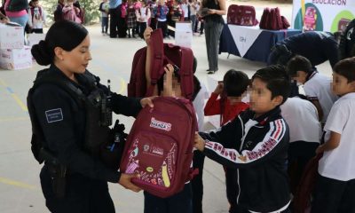 Reparten miles de mochilas en escuelas primarias
